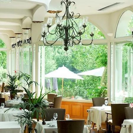 Hotel Chateau De Brindos 5*