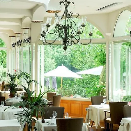 Hotel Chateau De Brindos 5*