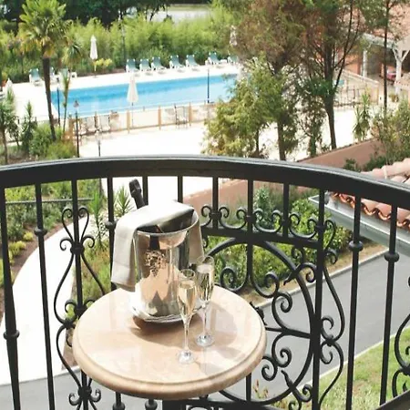 Chateau De Brindos 酒店 5*