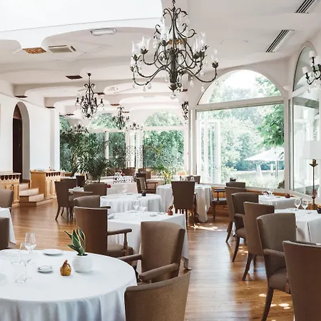 Chateau De Brindos 5*