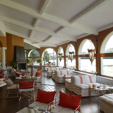 Chateau De Brindos 酒店