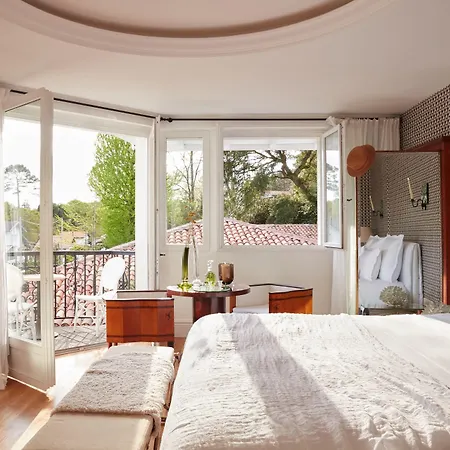 Chateau De Brindos 酒店 5*