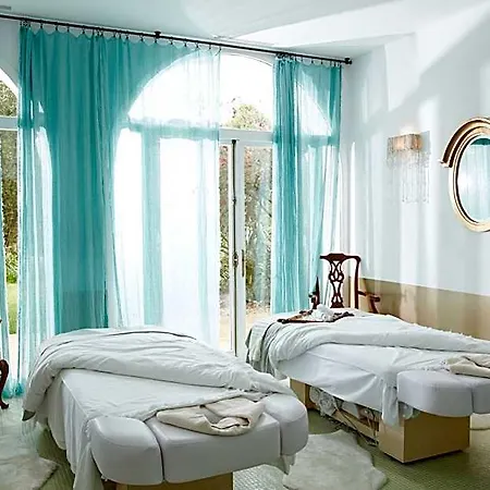 Hotel Chateau De Brindos 5*