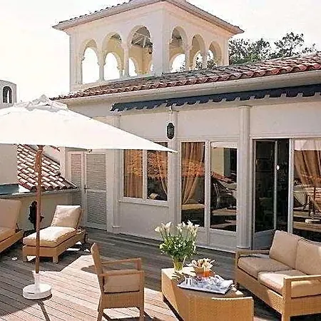 Chateau De Brindos 5*