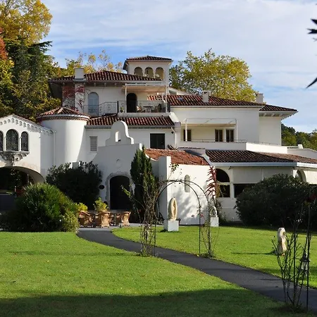Chateau De Brindos Hotel