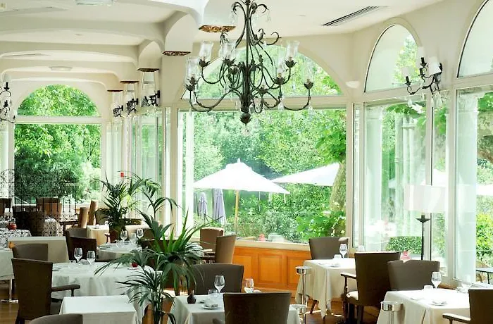 Hotel Chateau De Brindos 5*