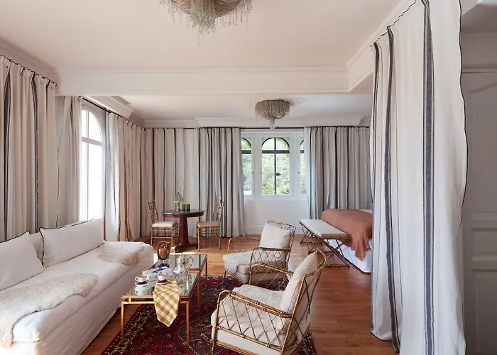 Chateau De Brindos Hotel